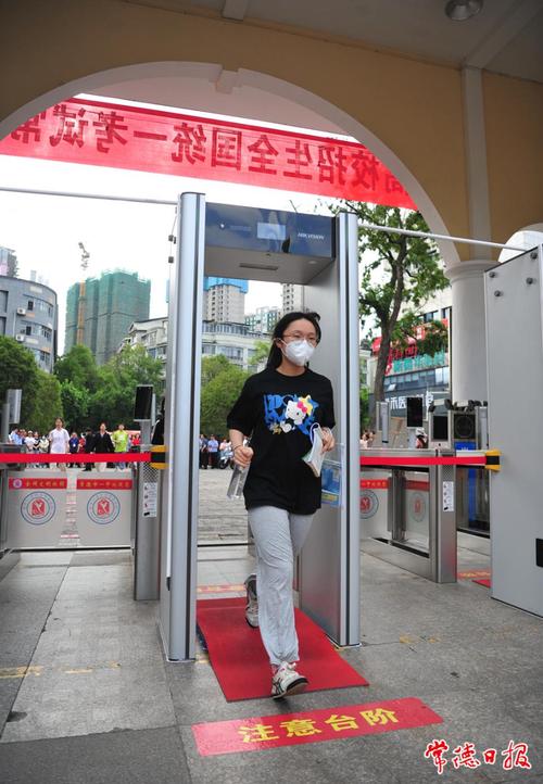入口处接受智能安检门初检,并在考室再次接受人工手持金属探测仪安检